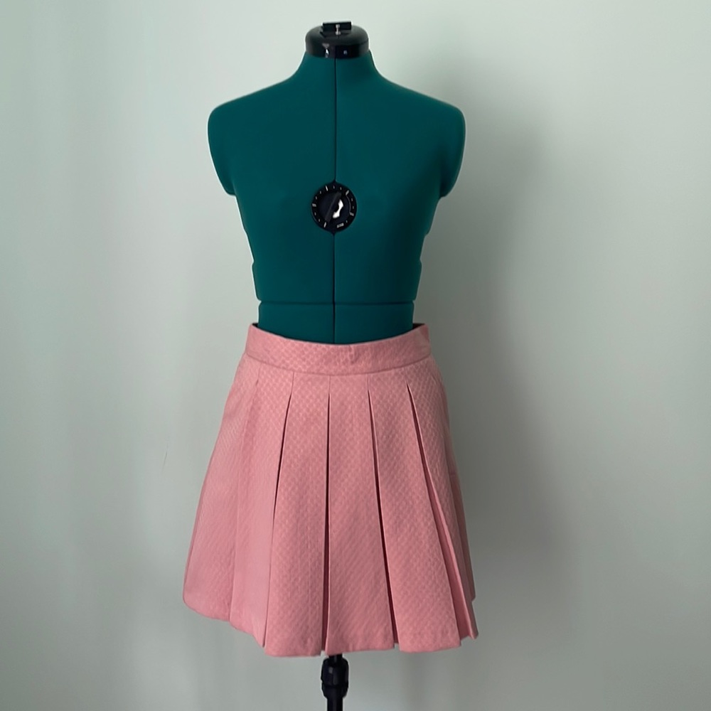 Pleated pink skirt with pockets